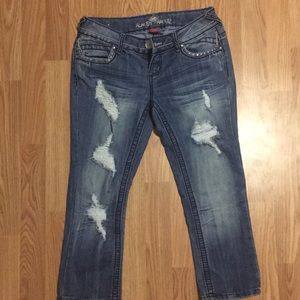 Almost famous distressed denim capris